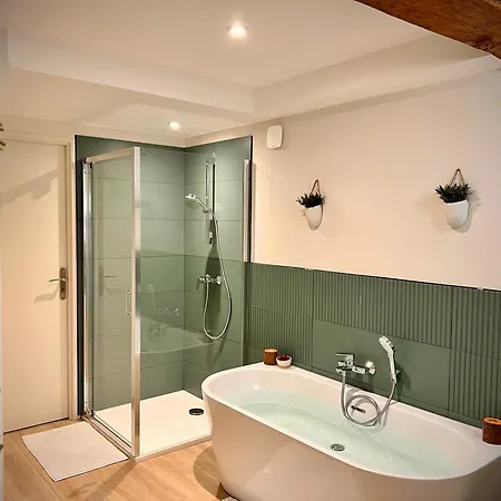 Le Bain De Lea, Au Coeur De *